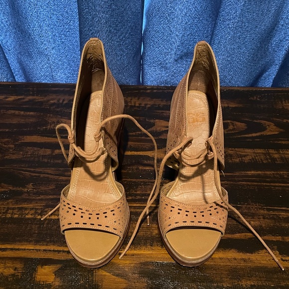 GB HEELS - Picture 3 of 10